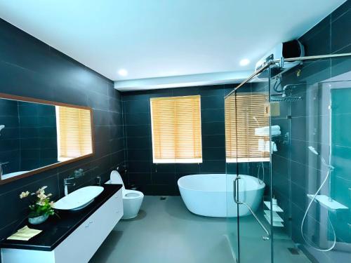Ένα μπάνιο στο Êm Villa 8 Bedrooms with Swimming Pool