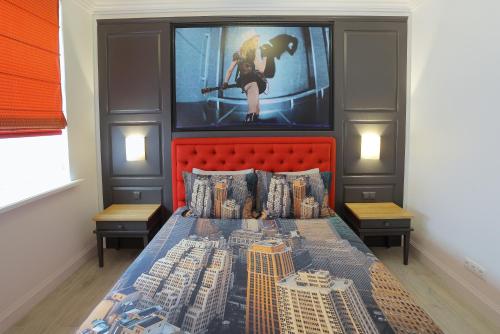 una camera da letto con un letto e un dipinto sul muro di Luxury apartment in Old Town a Klaipėda