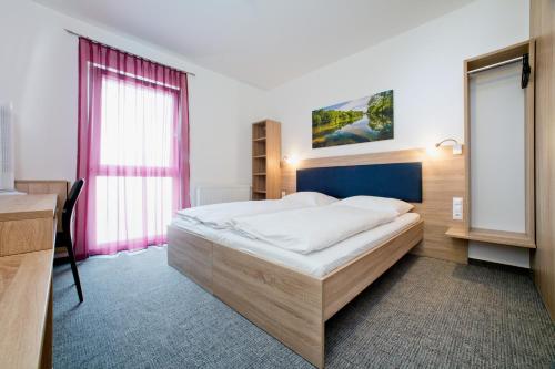 Un pat sau paturi într-o cameră la Cleverhotel