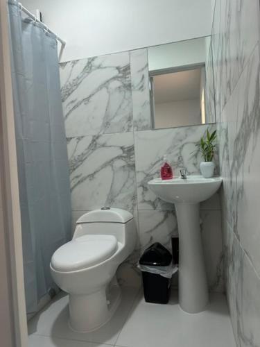 a bathroom with a toilet and a sink at Apartamento Independiente 2 camas individuales in Lima