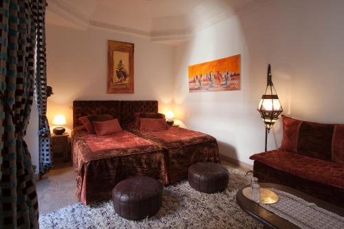 Säng eller sängar i ett rum på Riad Aubrac