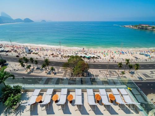 an aerial view of a beach with umbrellas at Grand Mercure Rio de Janeiro Copacabana in Rio de Janeiro
