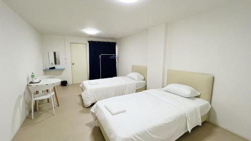 a hospital room with two beds and a sink at ชาโตว เรสซิเดนซ์ Chateau Residences in Ban Khlong Nung