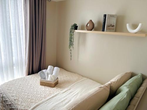 Una cama o camas en una habitación de Kasara Urban Residences in Pasig City - Solmera Cove