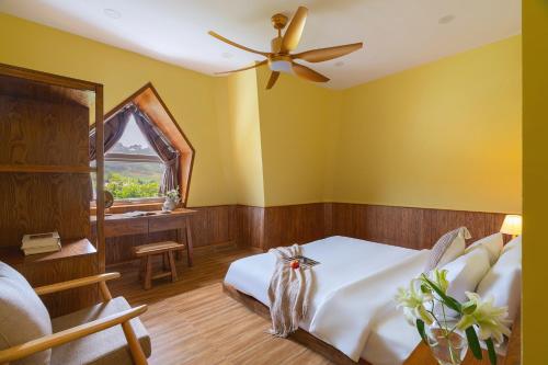 Postel nebo postele na pokoji v ubytování Moon Garden Hotel