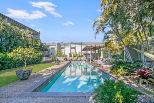 The Fish Bowl - Vibrant Riverside Escape with Pool