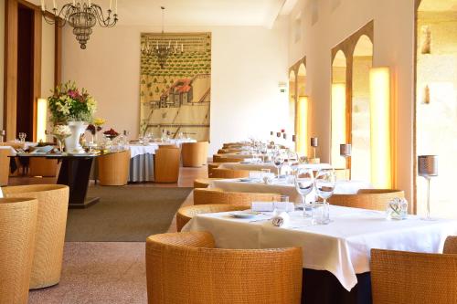 a row of tables and chairs in a restaurant at Pousada Mosteiro do Crato in Crato