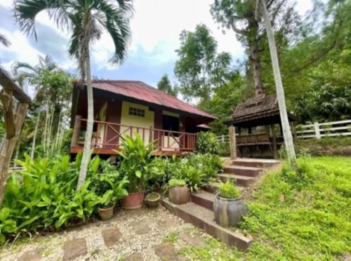 een klein huis met planten ervoor bij Harmony Home in Hang Dong