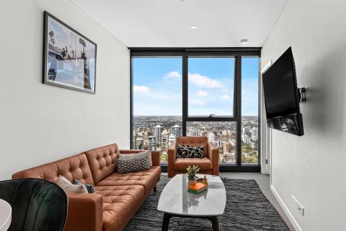 Sky Suite - CBD 2BR with Stunning Views, Pool and Gym