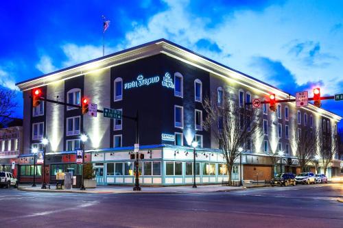 a large building on a street with red traffic lights at The Penn Stroud, Stroudsburg - Poconos, an Ascend Collection Hotel in Stroudsburg