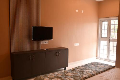 Televisyen dan/atau pusat hiburan di Sagar Bhavan, Ayutthaya Hotels