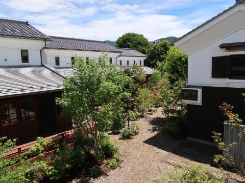 a view of a garden between two buildings at Kuranoyado Matsuya in Fujikawaguchiko