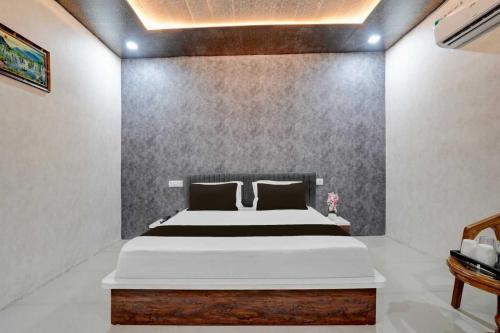 a bedroom with a bed in a room at Hotel O Namastay in Tapukrah