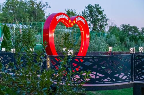 a heart sculpture in the middle of a garden at PENSIUNEA MIHAELA-Transalpina in Novaci