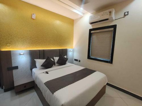 a bedroom with a bed in a room with a window at Hotel O Khammam Railway Junction Formerly Raghavendra Inn in Khammam