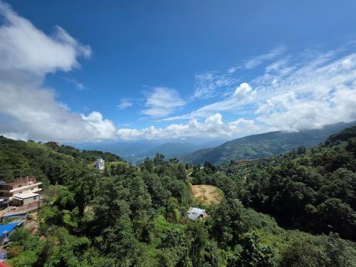 - une vue aérienne sur une vallée avec des arbres et des montagnes dans l'établissement Hotel Golden Lotus, à Bhaktapur