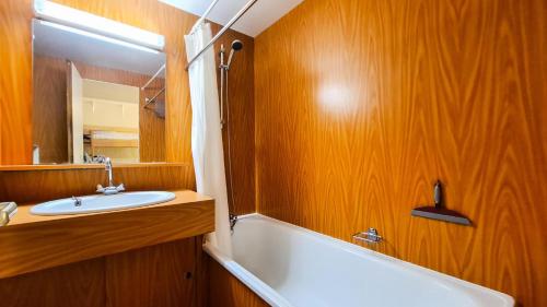 Ένα μπάνιο στο Résidence Andromede - Studio agréable avec casier à ski · Proche des pistes · Balcon MAE-4274