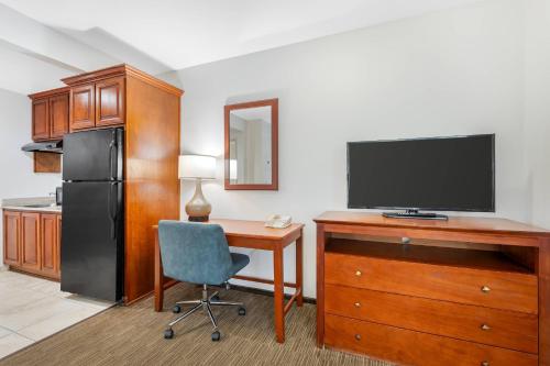 Η κουζίνα ή μικρή κουζίνα στο Comfort Inn Cockatoo Near LAX Airport