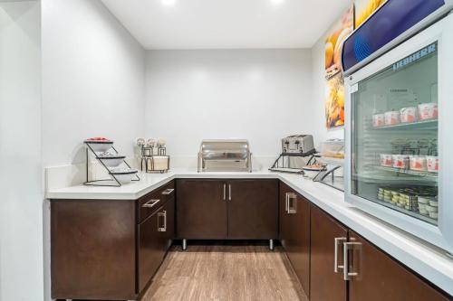 Η κουζίνα ή μικρή κουζίνα στο Comfort Inn Cockatoo Near LAX Airport