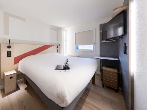 a bedroom with a large white bed and a window at ibis budget Bordeaux Centre Mériadeck in Bordeaux