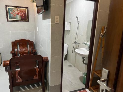 a small bathroom with a toilet and a sink at Khang Bảo Viên in Củ Chi