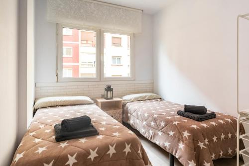 a room with two beds and a window at Santander Centro in Santander