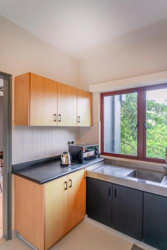 Η κουζίνα ή μικρή κουζίνα στο Embassy Villa by Cobnb at Ampang Hilir