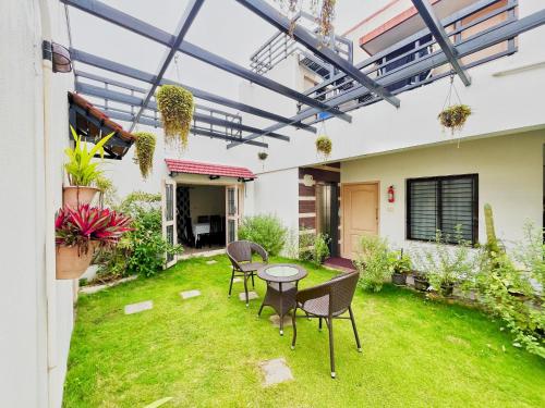 Taman di luar Mystic Felicity Inn
