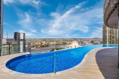 City Center 1BR with Views, Parking and 5 star Rooftop Pool