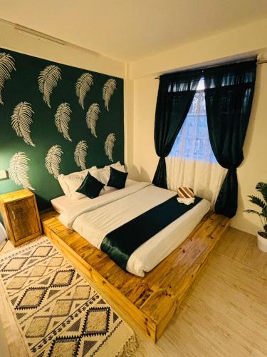 Un dormitorio con una cama con una ventana grande. en Cleve's Den NX Service Apartment in Shillong, en Shillong