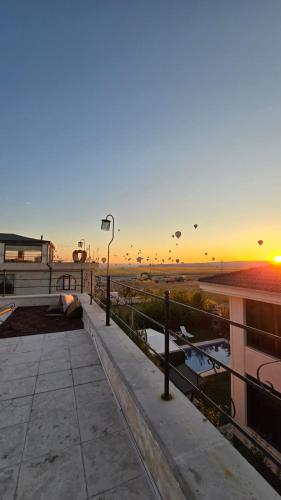 Východ nebo západ slunce při pohledu z hotelu nebo okolí