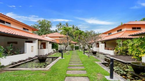 Un patio de una villa con jardín. en Surya 7 Port Douglas, en Craiglie