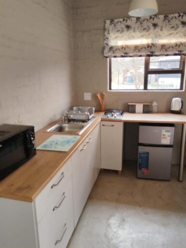 Η κουζίνα ή μικρή κουζίνα στο Aloe Thorn Self Catering