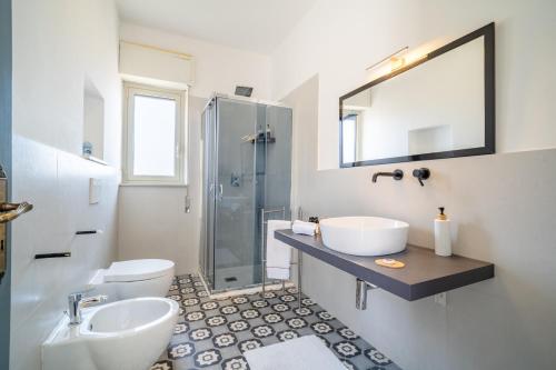 a bathroom with a sink and a toilet and a shower at Villa Linda con Terrazzo in Giardini Naxos