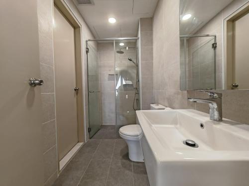 un bagno con lavandino, WC e doccia di Mykey Bali B-10-12 Melaka City Couple Sea View a Malacca