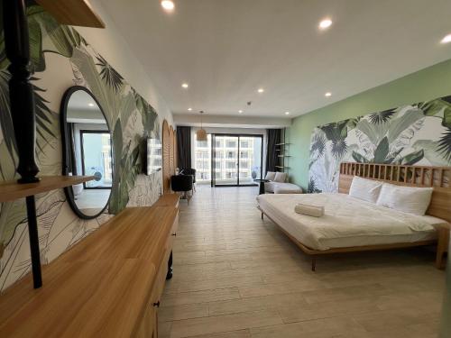 un dormitorio con una cama y un espejo en Apartment Seaview, en Nha Trang