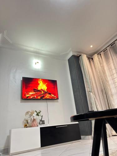 Μια τηλεόραση ή/και κέντρο ψυχαγωγίας στο Izana Homes Kampala Condo
