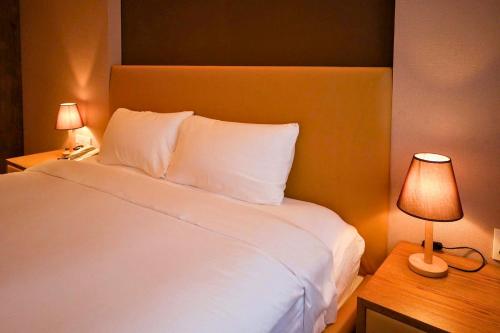 Postel nebo postele na pokoji v ubytování Moon Garden Hotel