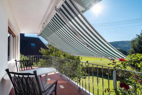 a patio with a table and chairs on a balcony at Ferienwohnung Kropp in Steinen