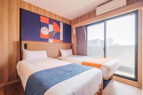 Postel nebo postele na pokoji v ubytování HomeNest Hotel Tennoji
