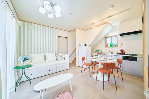 a living room with a couch and a table at LEGOLAND 近くの一軒家Nagoya Cozy Nest House in Shimono-ishikichō