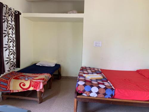 Ένα ή περισσότερα κρεβάτια σε δωμάτιο στο Prakash holliday home