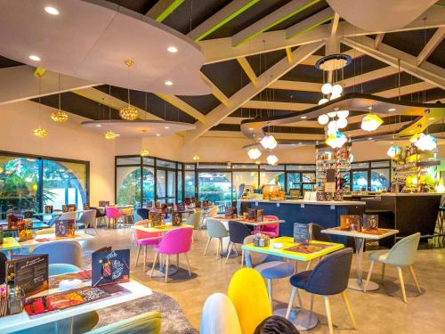 a restaurant with tables and chairs and a cafeteria at ibis Styles Fréjus St Raphael in Fréjus