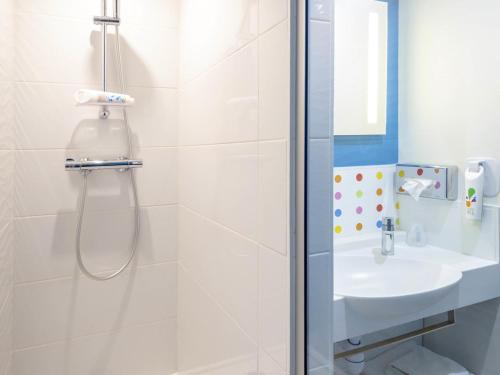 a bathroom with a shower and a sink at ibis Styles Fréjus St Raphael in Fréjus