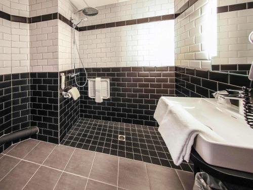 Bilik mandi di Ibis Styles Clermont-Ferrand République