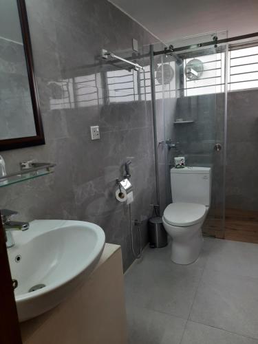 Bilik mandi di Modern 3BR Flat in Banani, Balcony & Prime Area