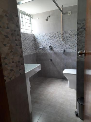 Bilik mandi di Modern 3BR Flat in Banani, Balcony & Prime Area
