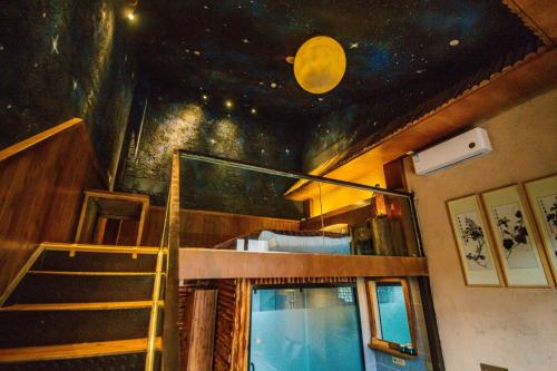Shizui Zhanにある26Life Nationality Jiqing Luxury·Nationality Innの天井に月の壁画がある部屋
