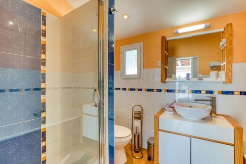 a bathroom with a toilet and a sink and a shower at Chez Gaston - Chambre in Saint-Drézéry