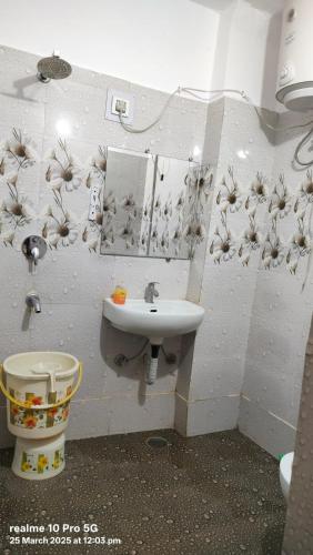 a bathroom with a sink and a mirror at New Shanti Hotel in Prayagraj